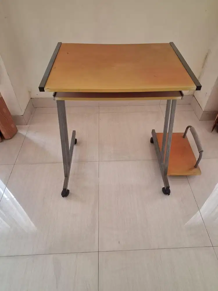 meja komputer ada roda