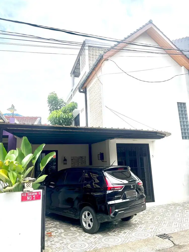 DISEWAKAN RUMAH STRATEGIS 2 LANTAI + ROOFTOP