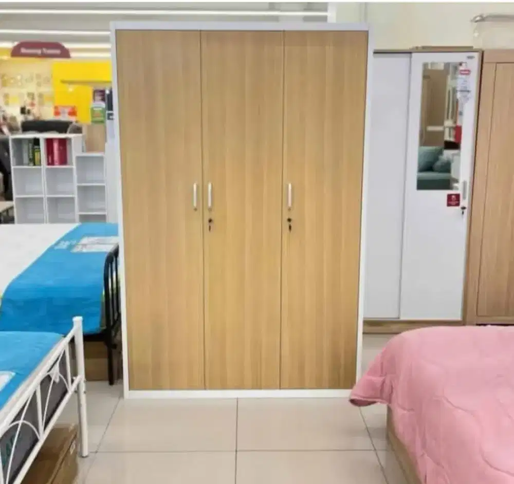 Lemari Pakaian Bahan Metal Besi 3 Pintu