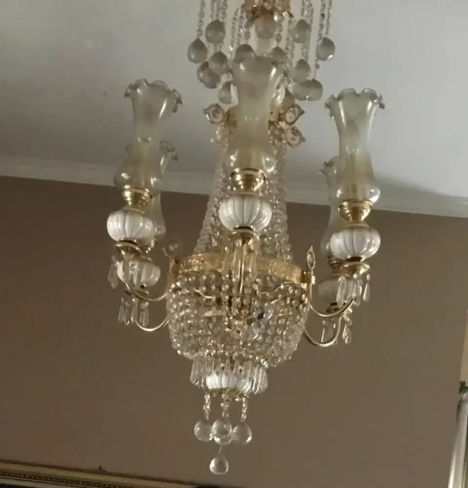 Bingkai dan lampu gantung