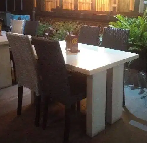 Set Meja Makan Kayu + 4 Kursi Rotan Sintetis