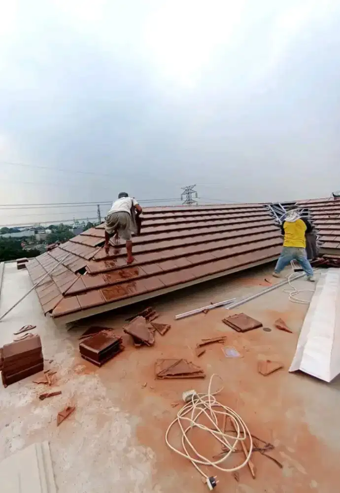 TukanG renovasi atap yg bocor.cat atap rmh