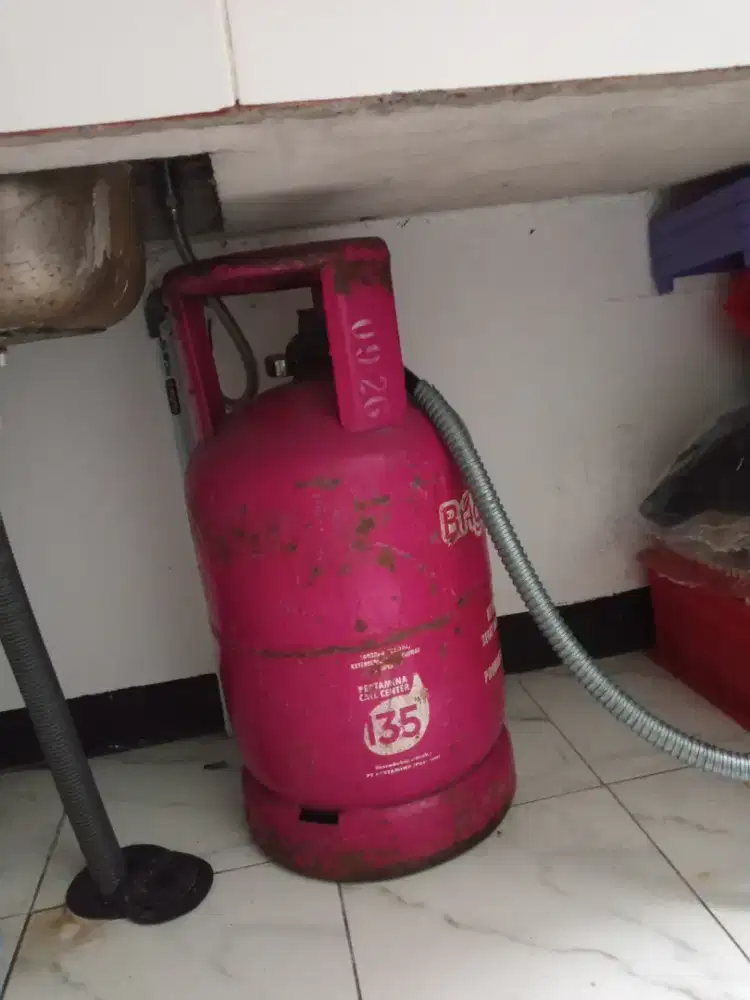 gas dan kompor..masih oke dan bagus.di jual karna pindahan