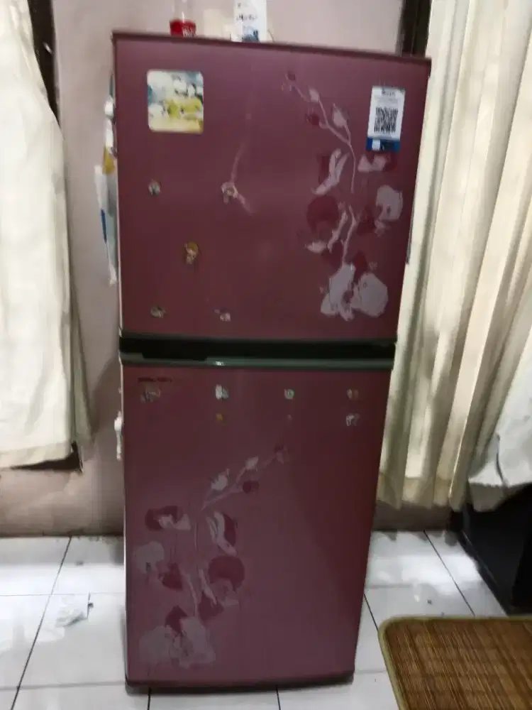 Di jual kulkas 2 pintu atas bawah mrk sharf
