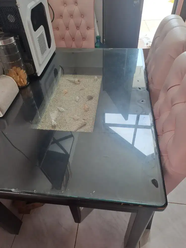 Meja makan 4 kursi pink