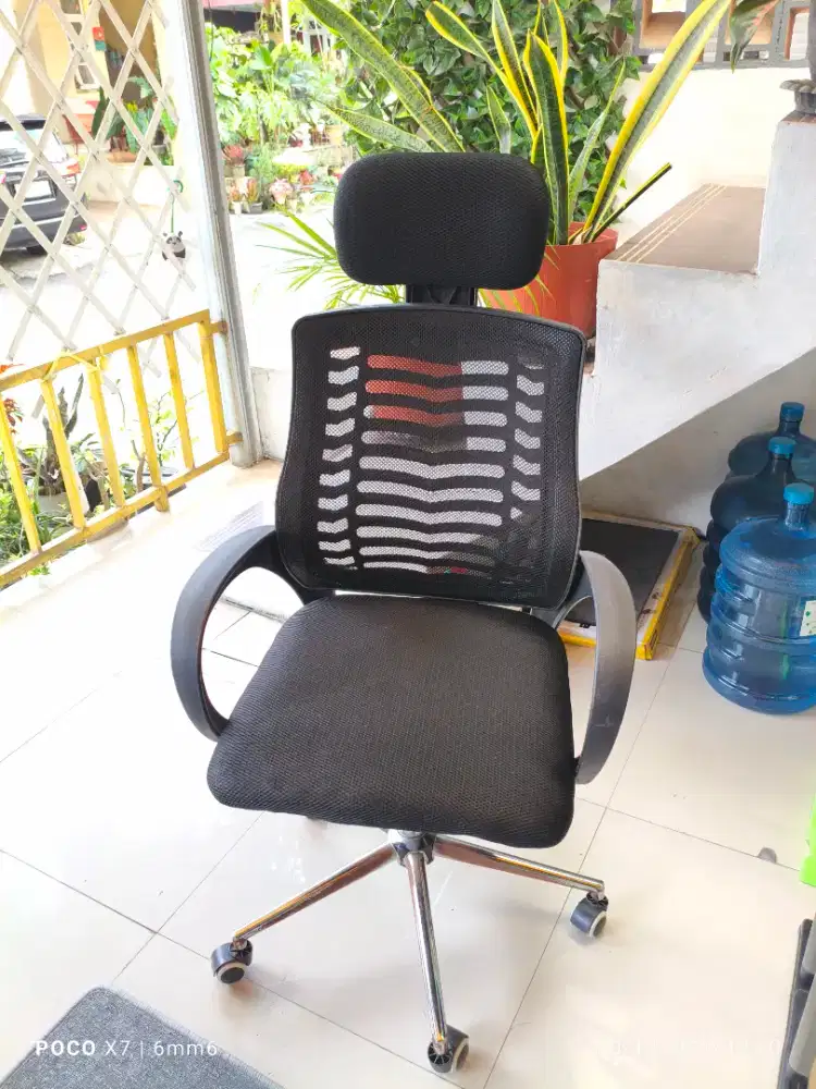 Kursi kantor jaring hitam