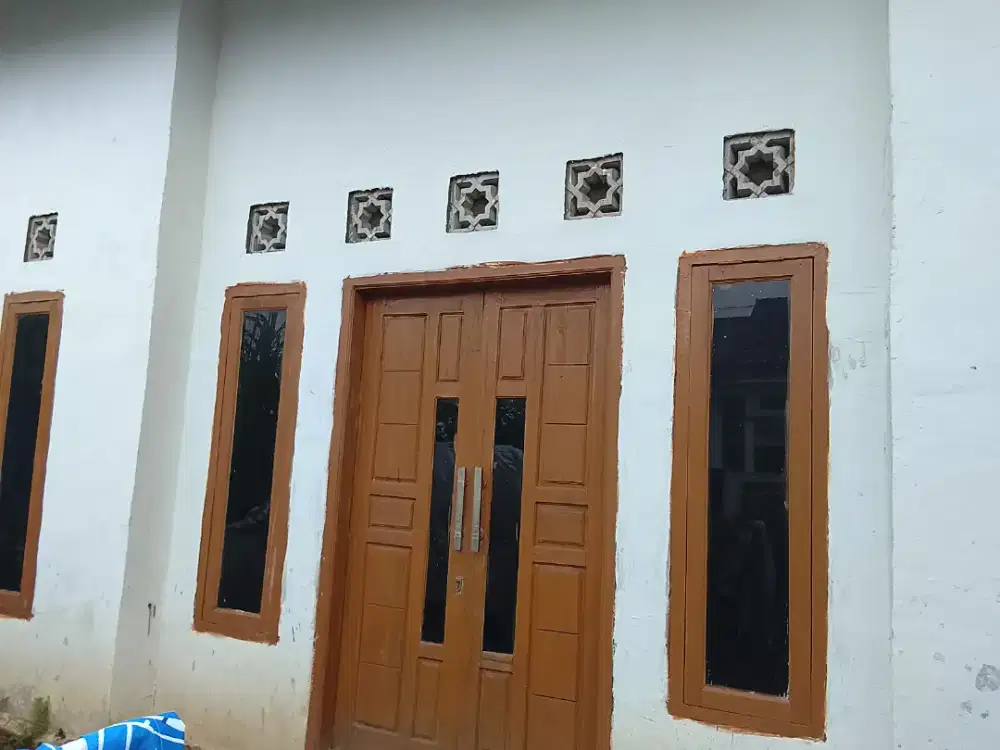Rumah depan jalan raya