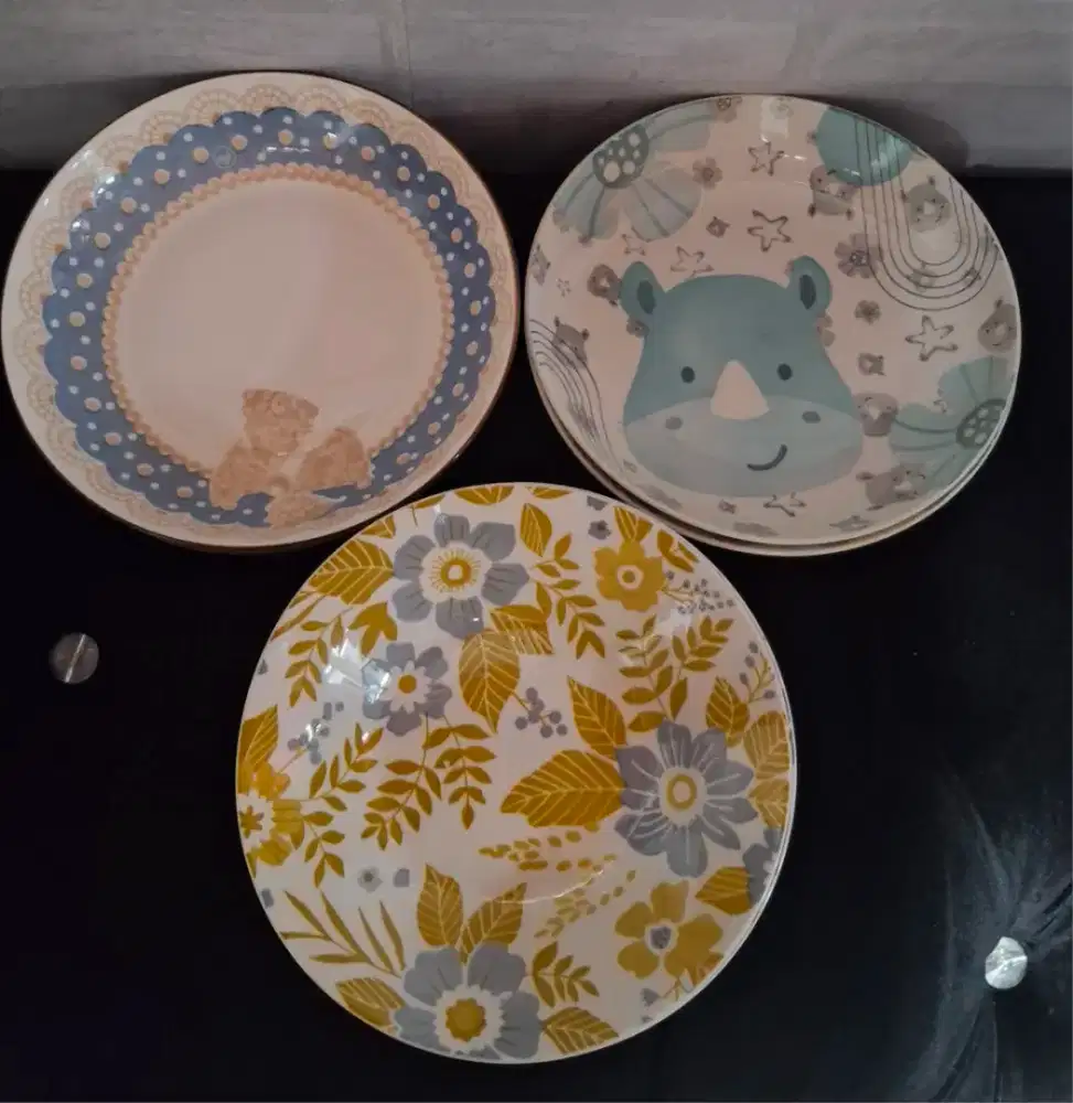 Piring makan keramik