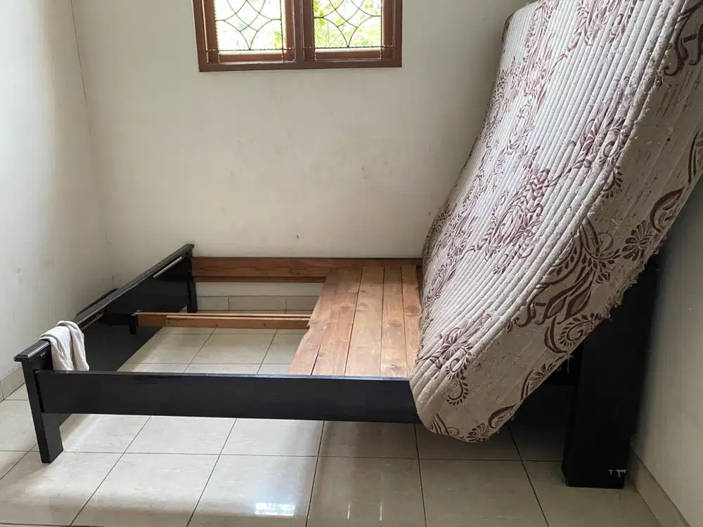 Dipan besar beserta kasurnya