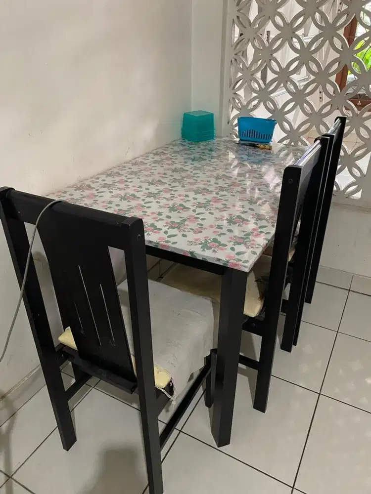 Meja makan + 4pcs kursi