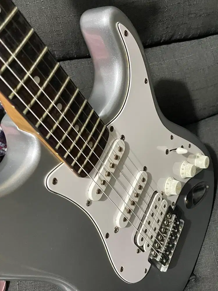 Jual gitar Squier by Fender