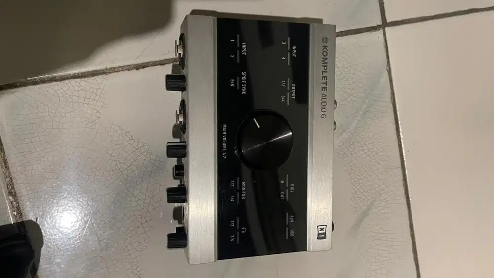 SOUNDCARD Komplete audio 6 ( Native instruments )