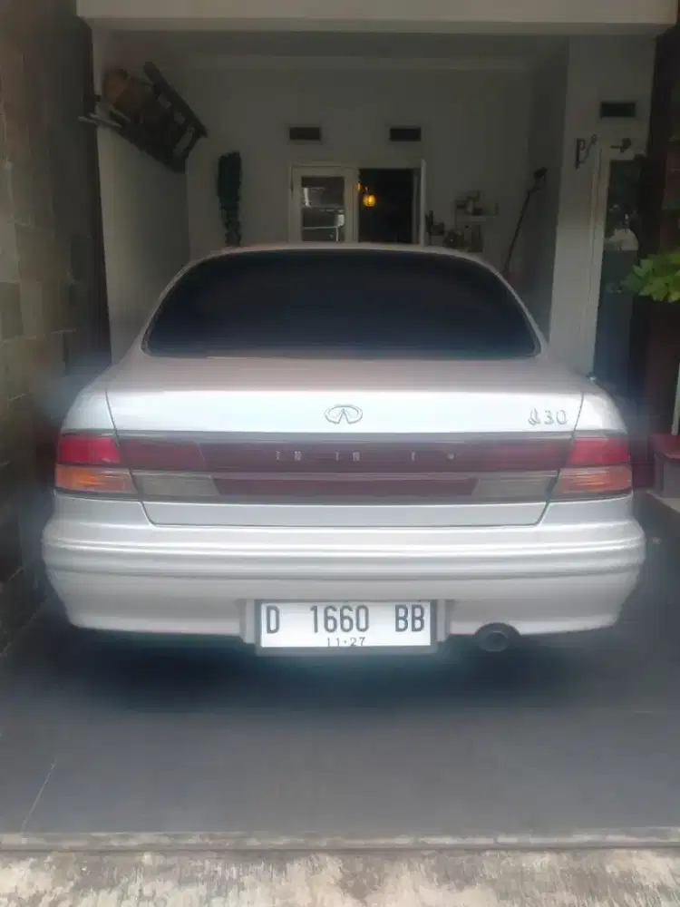 Sedan Infinity I30 warna silver matic tahun 2007