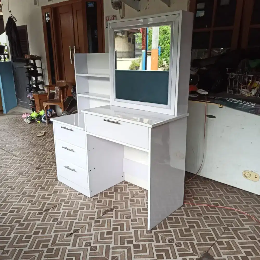 Di Jual Meja Rias