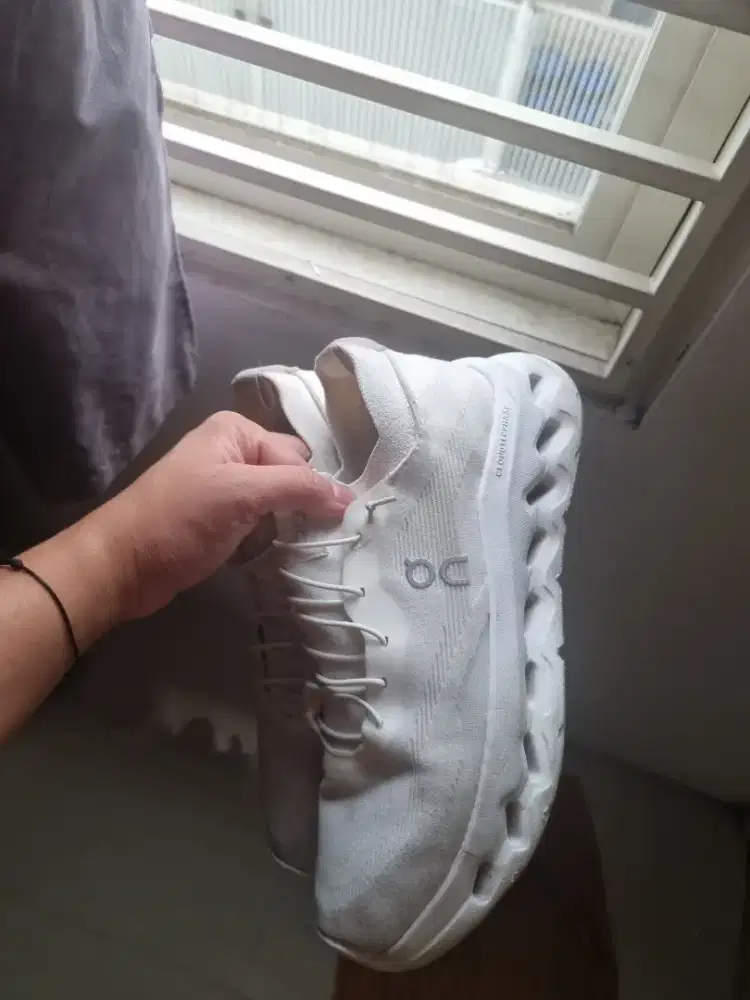 Sepatu on cloud putih