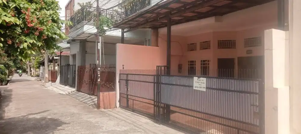 DIKONTRAKAN RUMAH 2 LANTAI – KELAPA GADING (DALAM KOMPLEK, TENANG)