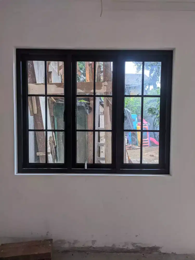 Jendela kaca dan ornamen