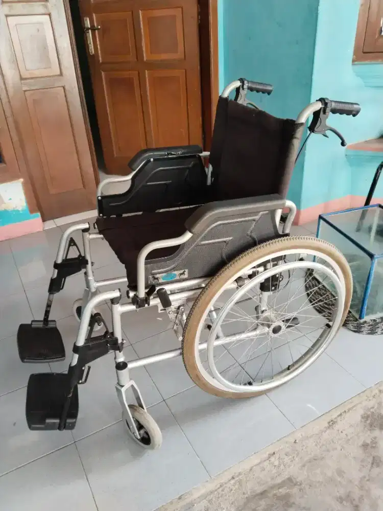 Kursi roda bahan aluminium