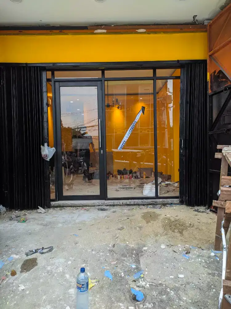 Partisi kaca ruko minimalis