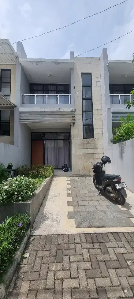 Disewakan / Dijual Rumah 2 tingkat satu lingkungan dengan Hotel nemeru