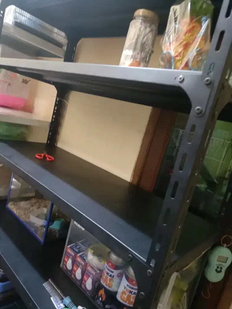 Rak besi rak barang 99% mulus seperti baru