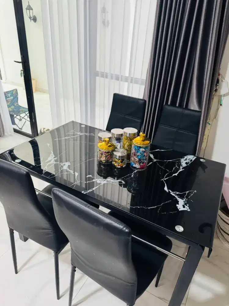 Meja makan 4 kursi