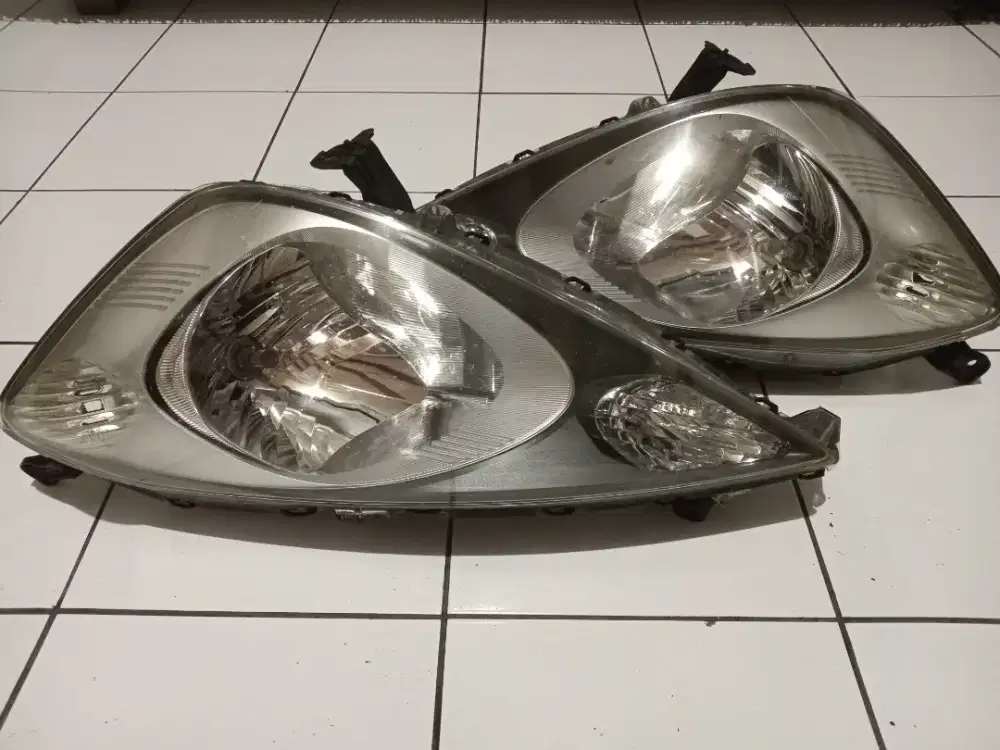 Lampu depan mazda 2 sedan 2010 ori