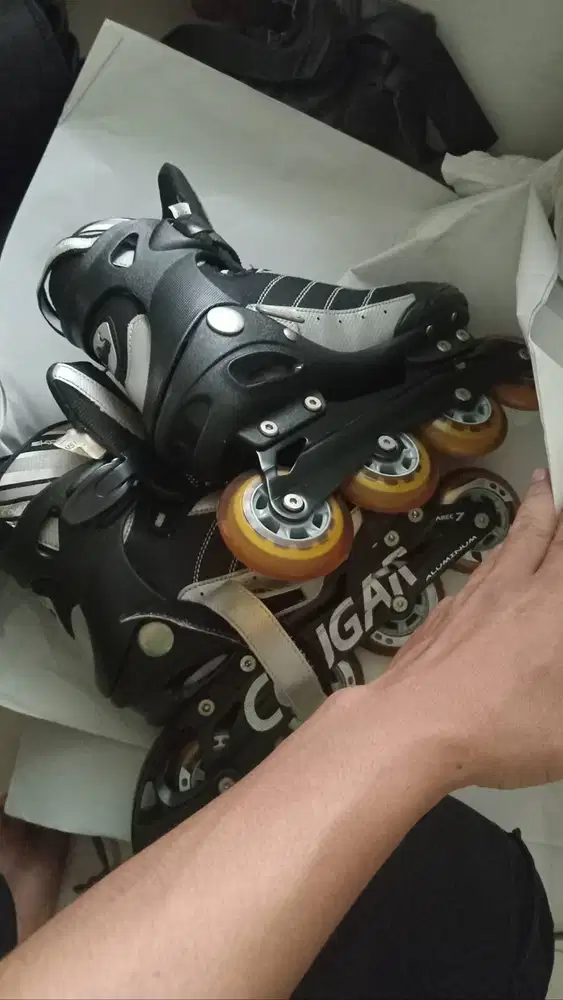 Sepatu roda  merk cougar no 41, hitam