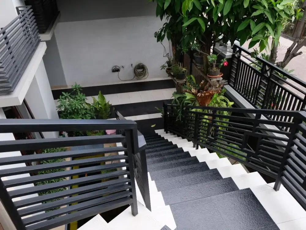 Rumah Hoek Bangunan 732m2, SHM, Semi Furnished, Rapi dan Siap Huni Di Gading Griya Lestari