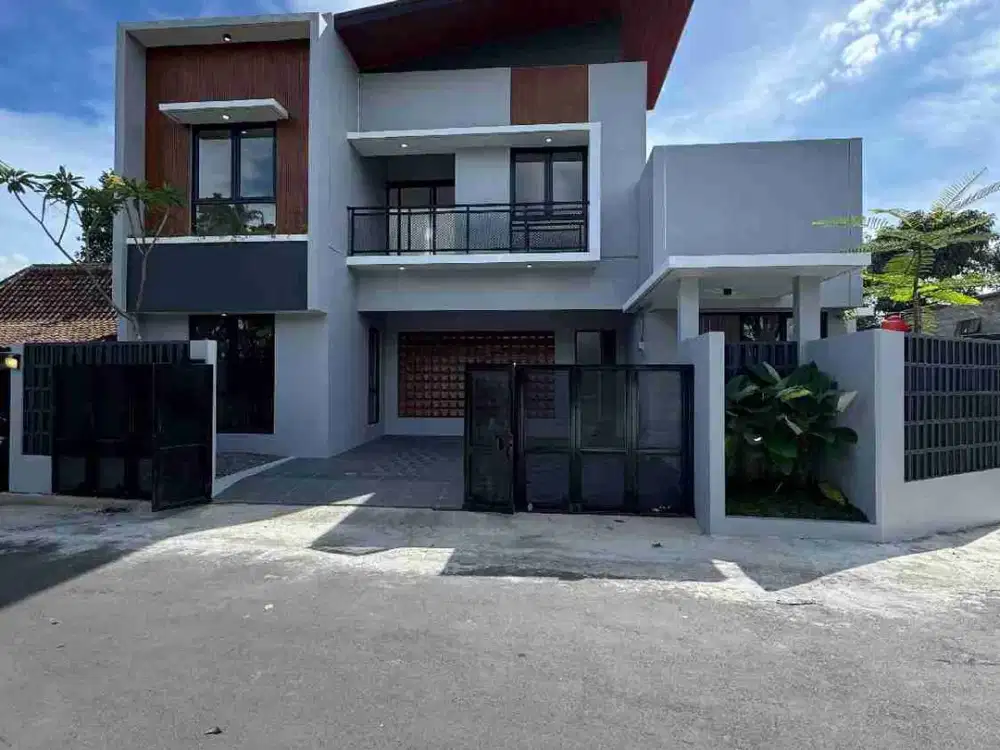 DIJUAL RUMAH MEWAH 2 LANTAI DI TLOGOADI SLEMAN DEKAT RSA UGM, BARAT PEREMPATAN KRONGGAHAN 
YOGYA