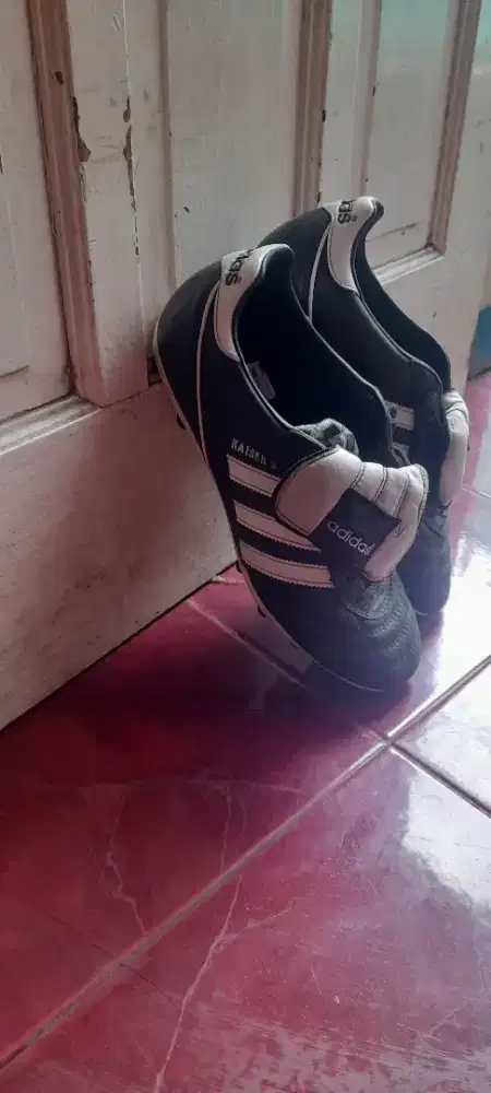 Adidas kaiser size 43