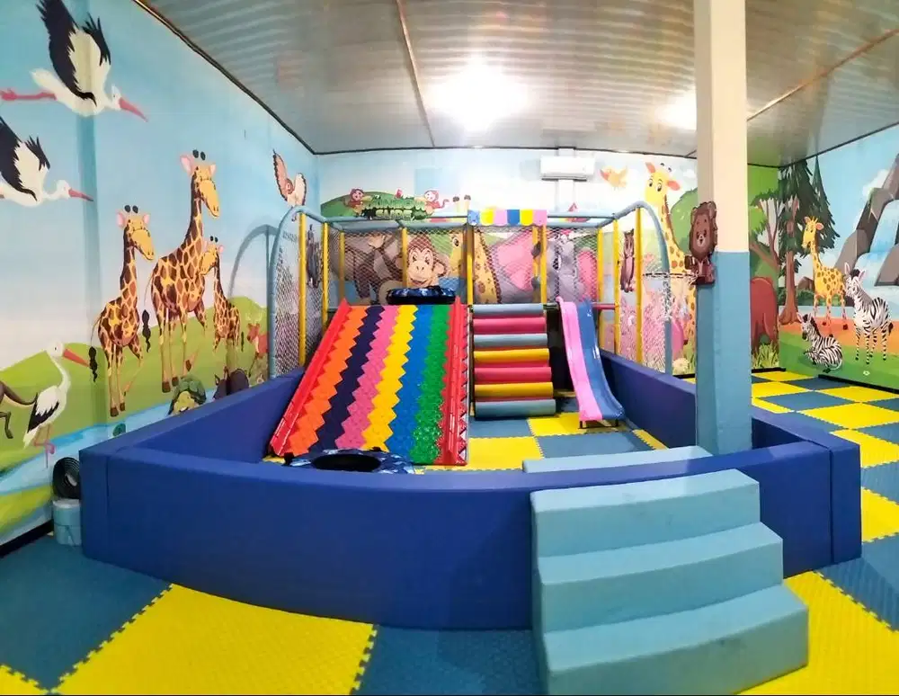 Playground indoor bisa custom ukuran dan model perosotan mandi bola
