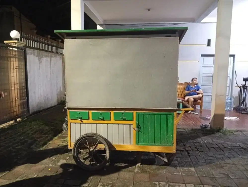 Gerobak kaca bekas
