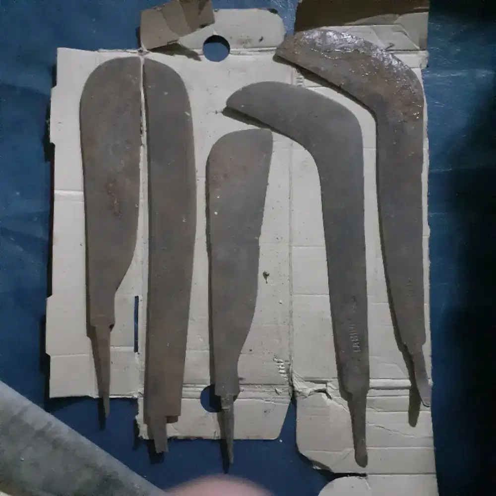 Golok dan arit mentahan