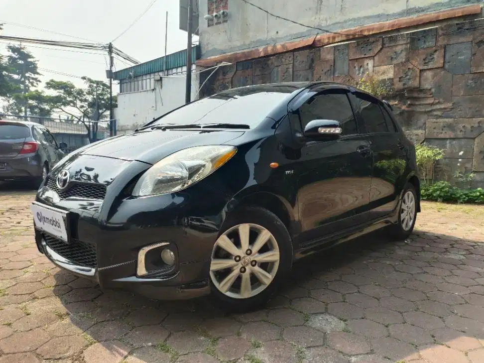 TDP 6,JT Toyota Yaris 1.5 E Bensin-AT Hitam 2013