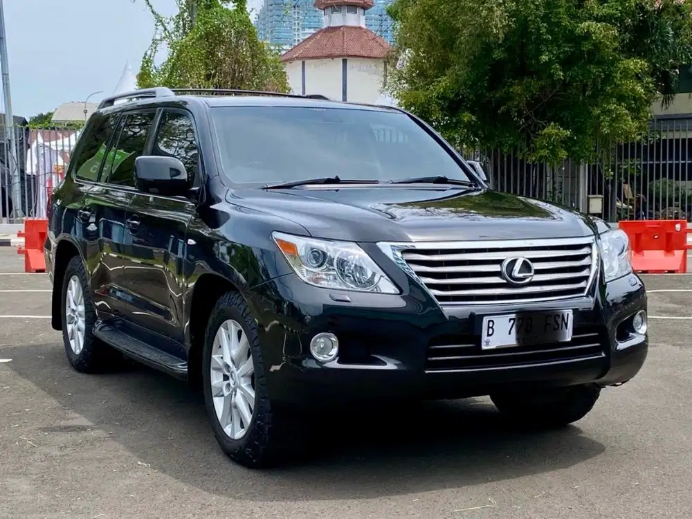 LEXUS LX570 AT HITAM 2011