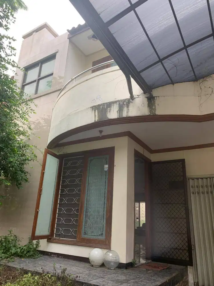 Disewakan / Jual Rumah 2 Lantai Graha Family Blok C 4x23 Selatan Nego