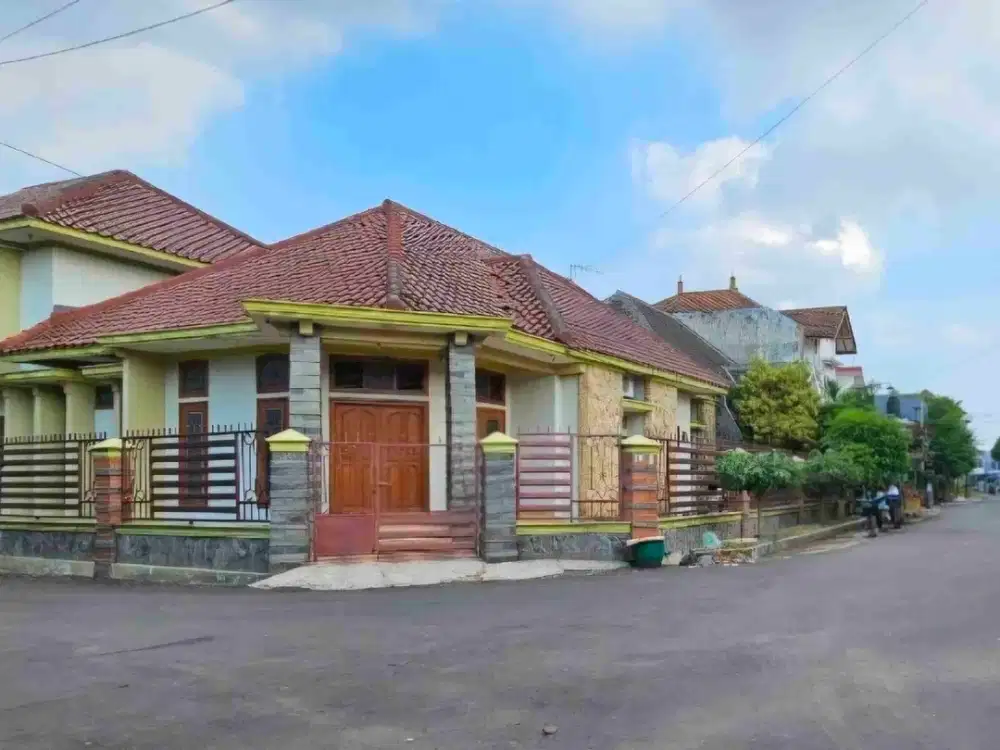 rumah hook besar murah sangat strategis hanya 100 m dari jalan raya cengkeh bagus buat hunian atau direnov jadi kos elite sangat dekat kampus UB Brawijaya