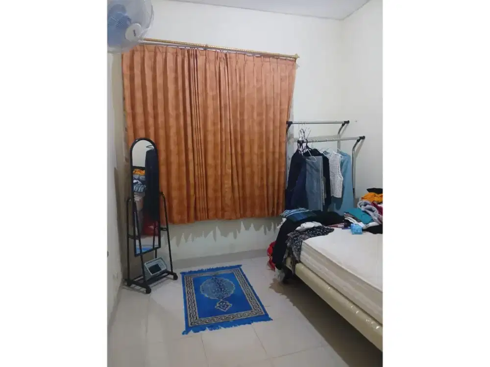 DISEWA RUMAH TAHUNAN 2 LANTAI FULL FURNISH STRATEGIS HARGA NEGO SENTUL CITY SSR952