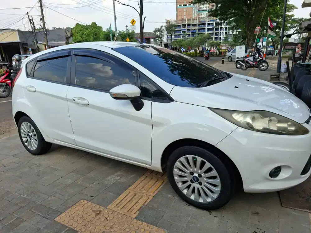 Ford fiesta 2013 tipe trend mulus
