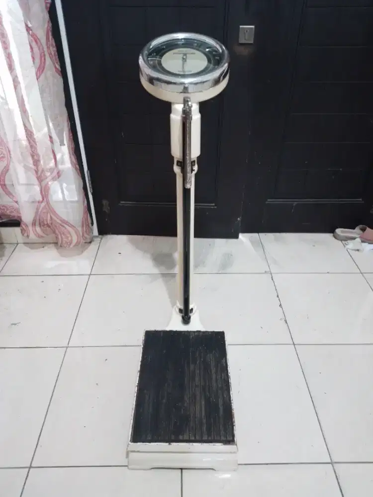 Timbangan & pengukur tinggi badan Puskesmas