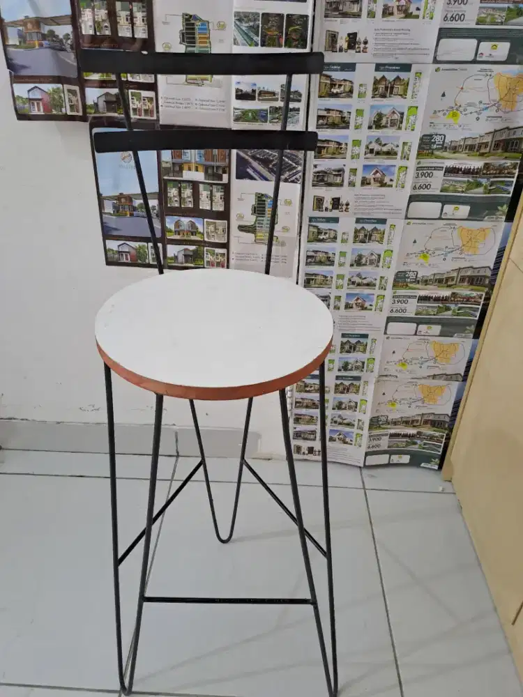 Kursi besi kuat dan kokoh