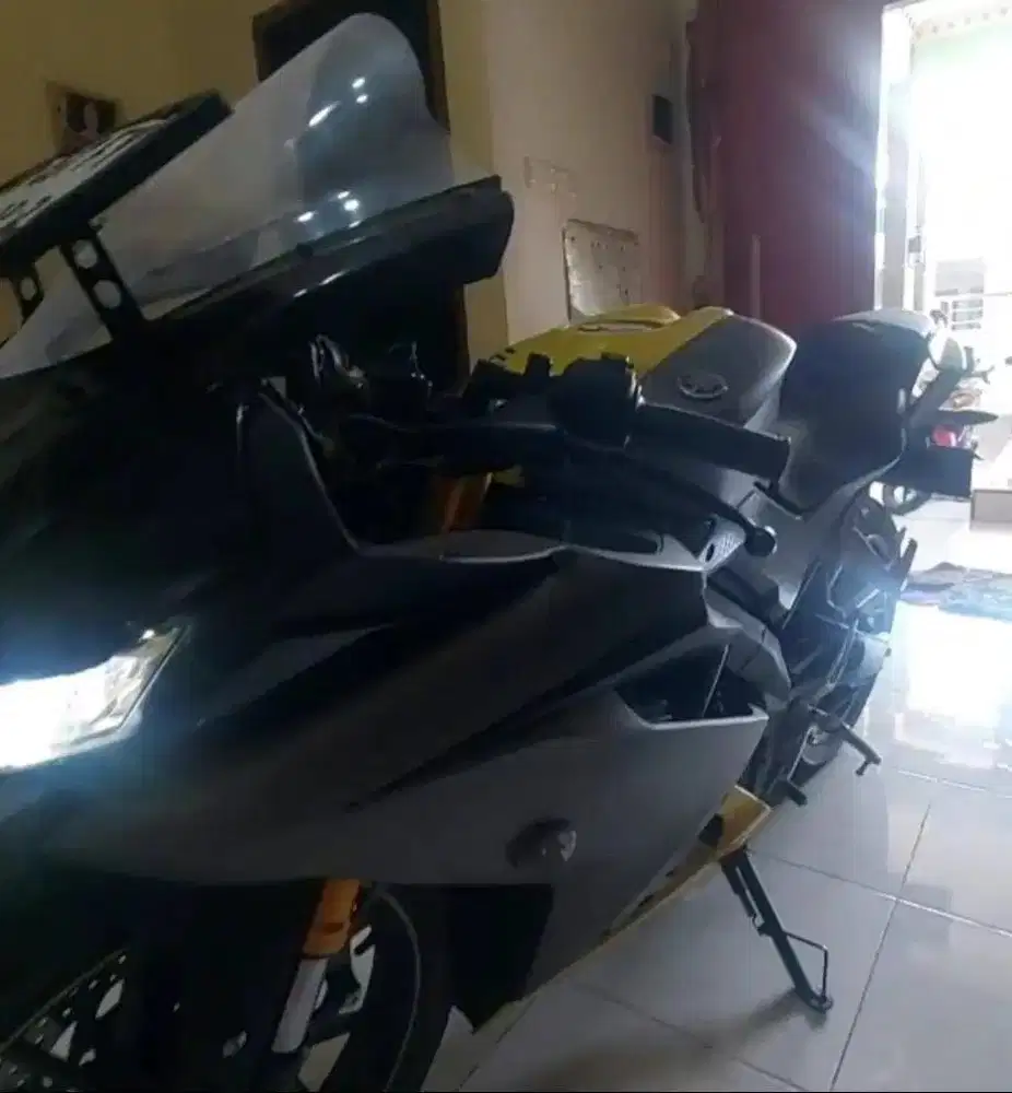 Yamaha R15 tahun 2019, warna kuning abu-abu