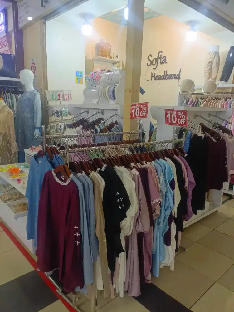 Dijual etalase bekas jualan , meja kasir dan kabinet saja Thamrin city