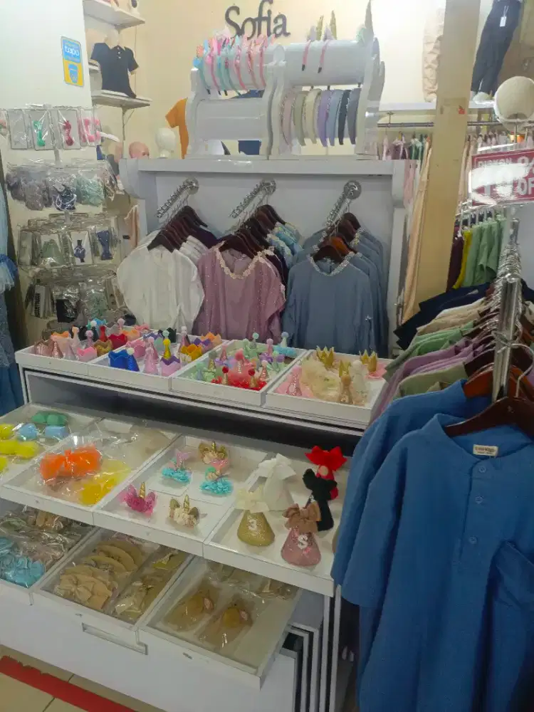 Dijual etalase bekas jualan , meja kasir dan kabinet saja Thamrin city