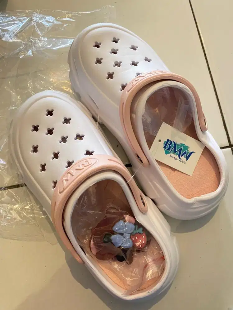 sandal bmw putih pink baru