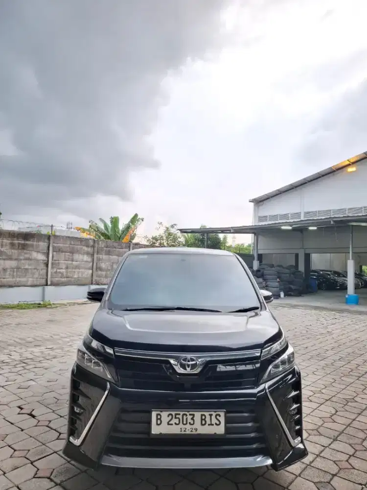 Voxy 2019 matic. Km 99rb antik