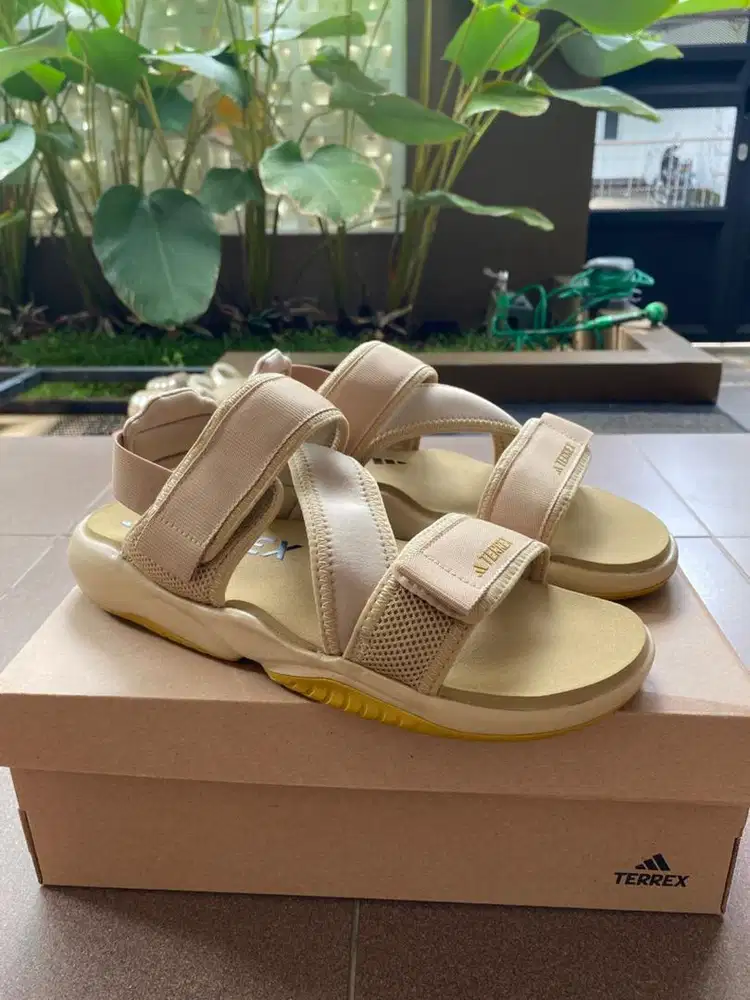 Sendal Trekking Adidas