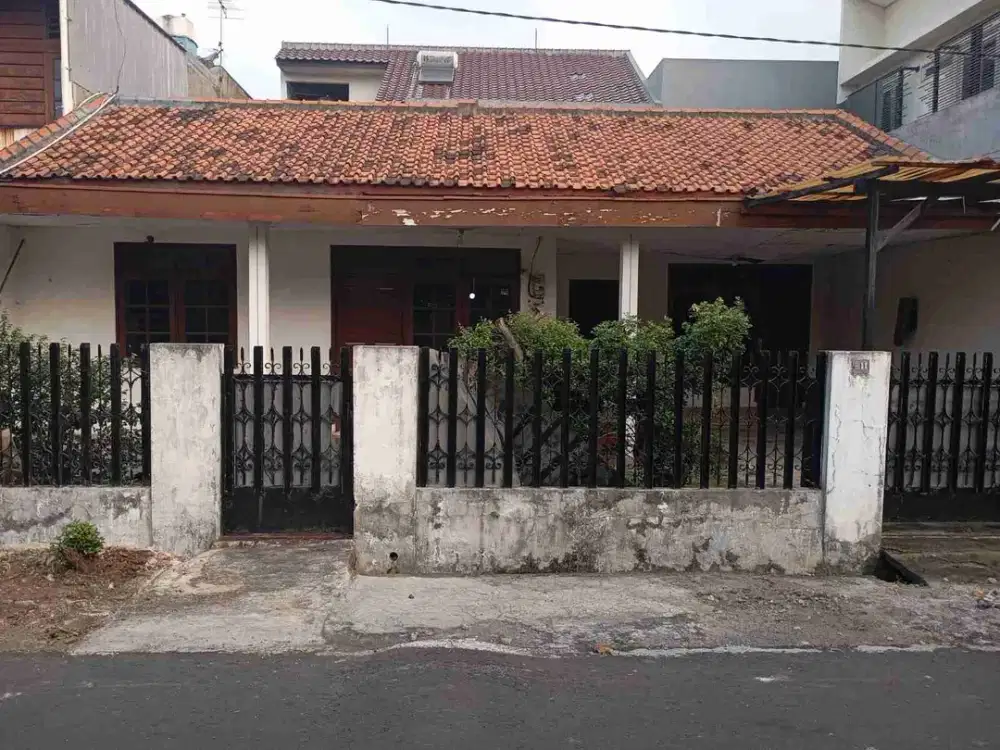 Rumah  Lama Dalam Komplek Di Cilandak Jakarta Selatan