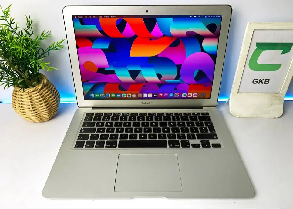 Macbook Air 2017 Core i5 Ram 8gb bonus aplikasi harian office siap pak